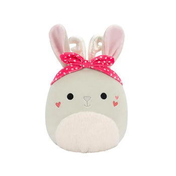 Squishmallows Kremowa szakalica z puszystym brzuszkiem Coralie, 20 cm